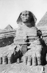 La Esfinge excavada, El Cairo, Egipto, c1920s