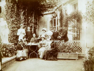 La familia del Duque Fyodor Uvarov en su finca rural, Porechye, Rusia