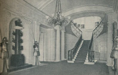 El elegante vestíbulo de la escalera en la residencia del Primer Lord en el Almirantazgo, 1937