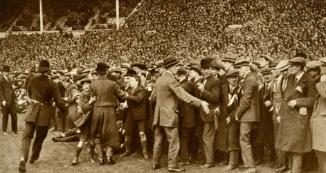 La primera final de la FA Cup se celebra en el nuevo estadio de Wembley en Londres, 28 de abril de 1923