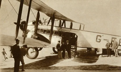 El primer correo aéreo indio llega al aeropuerto de Croydon, sur de Londres, 1929, 1935