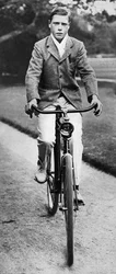 El futuro Rey Eduardo VIII montando su bicicleta en 1911