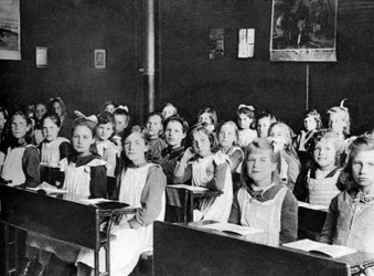 Las chicas que viven en el hogar de Dr. Barnardo en Barkingside, Londres, 1926-1927