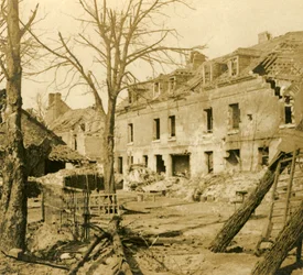 La fábrica de vidrio en Soissons, norte de Francia, c1914-c1918