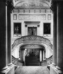 La gran escalera en el Palacio de Buckingham, Londres, 1935