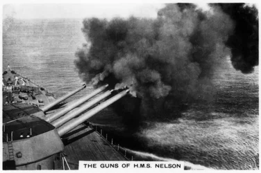 Los cañones del acorazado HMS Nelson disparando, 1937