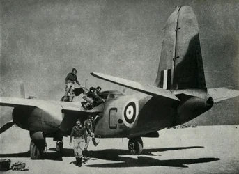 El sol caliente brilla sobre un campo de aterrizaje en el desierto, c1942-1943, 1945