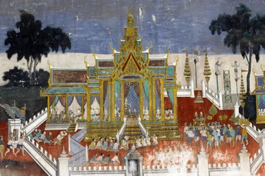 El interior de los muros del recinto de la pagoda de plata está cubierto con murales que representan historias del Reamker, es decir, la versión jemer del clásico épico indio, el Ramayana. Algunas secciones de los murales están deterioradas y dañadas por e