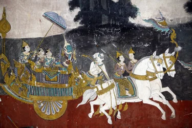 El interior de los muros del recinto de la pagoda de plata está cubierto con murales que representan historias del Reamker, es decir, la versión jemer del clásico épico indio, el Ramayana. Algunas secciones de los murales están deterioradas y dañadas por e