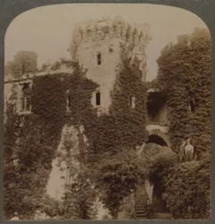 Las torres cubiertas de hiedra del Castillo de Raglan, el último bastión de Carlos I, Monmouthshire, Inglaterra, c1