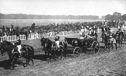 El rey y la reina llegando a las carreras de Leopardstown, Dublín, julio de 1911