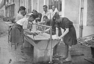 El aseo matutino en el continente, 1914