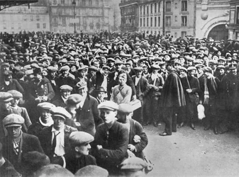 Los nuevos ejércitos franceses: Reclutas y voluntarios esperando para enrolarse, 1915