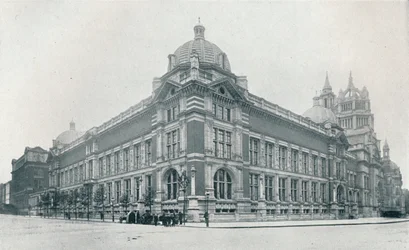 El nuevo Museo Victoria y Albert inaugurado el 26 de junio de 1909, c1909