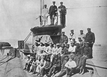 Los oficiales y la tripulación del submarino HM E14