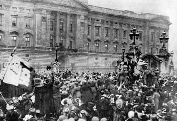 El aviso oficial del armisticio siendo leído, Palacio de Buckingham, 1918 1936