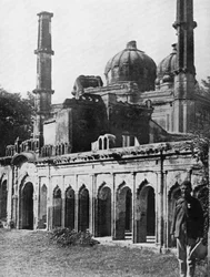 La vieja mezquita en Lucknow, India, c1920