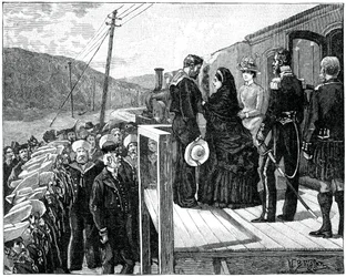 La reina presentando la Medalla Albert al guardacostas George Oatley