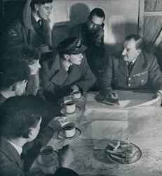 La incursión ha terminado, pero la tarea de las tripulaciones aún no ha terminado, 1941