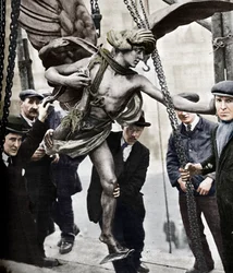 La remoción de Eros, 1925, 1938