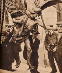 La remoción de Eros, 1925, 1938
