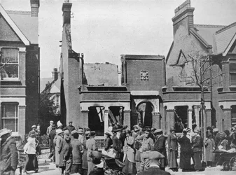 El resultado de un bombardeo aéreo: Una casa destrozada en Southend, 1915