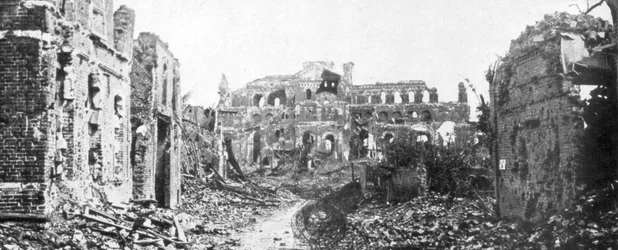 La ciudad y la torre de la iglesia en ruinas de Albert, Somme, Francia, 22 de agosto de 1918