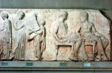 La túnica sagrada de Atenea sostenida por funcionarios del culto, y Atenea y Hefesto, 438 a.C.
