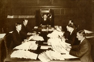 La escena en la oficina del Lord Canciller...Elección General, 1923, 1935