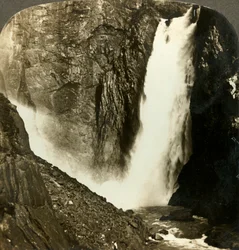 Las aguas hirvientes del poderoso Voringfos, una de las cascadas más grandes de Noruega, c1905