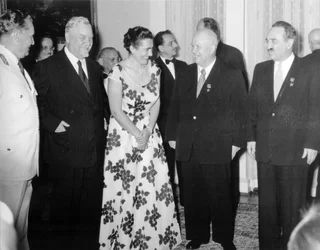 La ceremonia de firma de la Declaración de Belgrado, Belgrado, Yugoslavia, 2 de julio de 1955