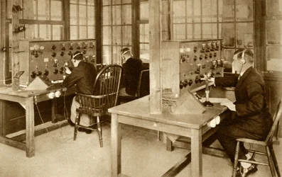 La sala de transmisión inalámbrica en el Aeródromo de Croydon, sur de Londres, 1928, 1935