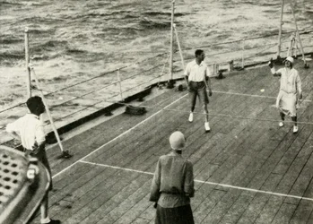 Sus Majestades, en un juego de quoits en la cubierta del H.M.S. Renown, 1927, 1937