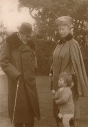 Sus Majestades el Rey y la Reina con la Princesa Isabel en Craigweil House, Bognor