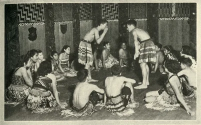 Estos niños maoríes en la Escuela Nativa, Whakarewarewa, están jugando un juego de manos, c. 1948