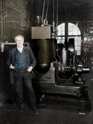 Thomas Alva Edison, inventor estadounidense, con su primera dinamo para producir luz eléctrica, década de 1880
