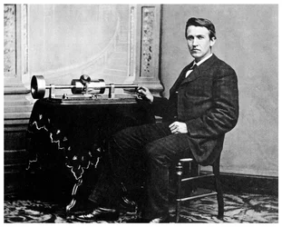 Thomas Alva Edison, inventor americano, con su fonógrafo, c1878