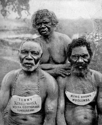 Tres aborígenes de las tribus costeras al norte de Brisbane, Australia, 1922