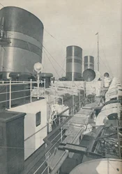 Tres chimeneas del Monarch of Bermuda, el lujoso transatlántico de Furness Withy, 1937