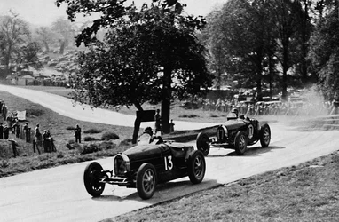 Carreras emocionantes en la Inglaterra rural: Bugattis en Donington, 1937