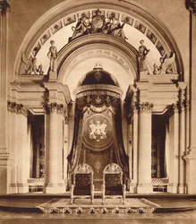 Tronos en el salón de baile del Palacio de Buckingham, 1935