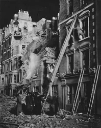A través de la larga noche los hombres de rescate trabajando, buscando, ayudando a la seguridad, 1941-1942
