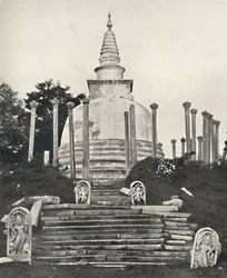 Thuparama Dagoba en Anuradhapura, 1926