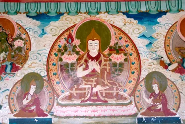 Budismo tibetano; mural; Lama Tsongkharpa; escuela Gelug; gorros amarillos; meditación; varias posturas de manos; mudras; Yongning; Templo Zhamei; área del lago Lugu Hu; Provincia de Yunnan; República Popular de China; Asia