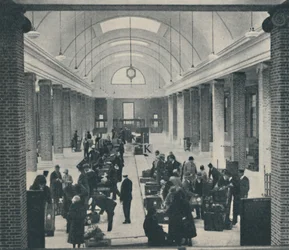 Equipaje de pasajeros de Tilbury examinado en un nuevo edificio espacioso, 1937