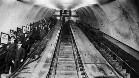 Escaleras mecánicas de la estación de metro Tottenham Court Road, Londres