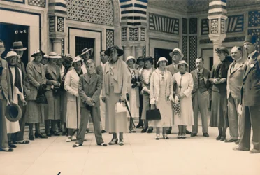 Turistas en una excursión desde un crucero, posiblemente en Sidi Bou Said, Túnez, 1936