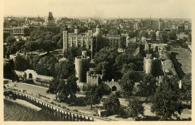 Torre de Londres. Vista general desde el sur, c1920