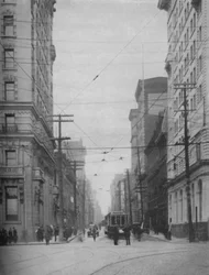 Fachadas imponentes de una de las calles comerciales más concurridas de la ciudad, c1935