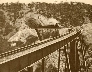 Tren pasando sobre el viaducto, Monte Lofty Range, Australia del Sur, 1930